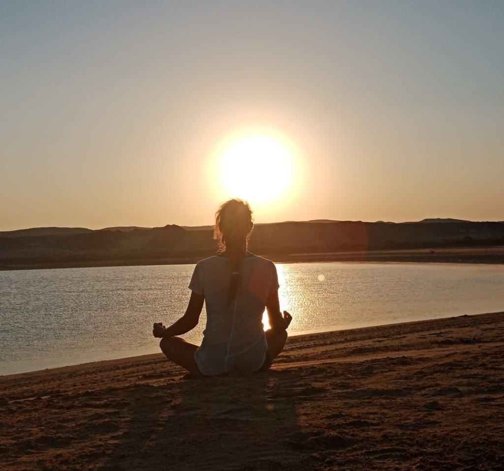 Romana meditiert bei Sonnenuntergang in Ägypten